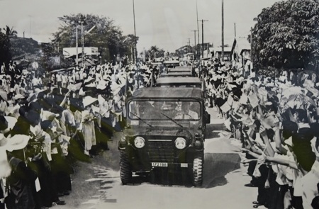 Nhân dân đón bộ đội vào giải phóng thị xã Sóc Trăng.