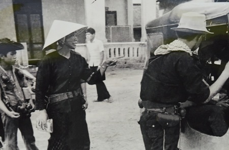 Nữ cán bộ nội thành hướng dẫn bộ đội vào tiếp quản thị xã Sóc Trăng.