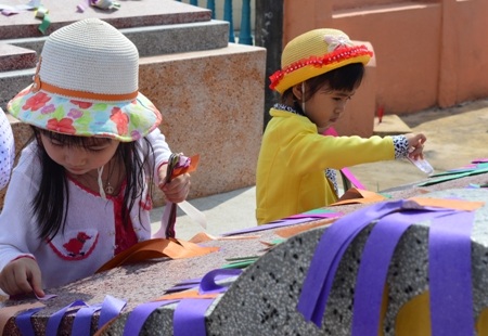 Các em nhỏ cũng tất bật trang trí cho ngôi nhà của tổ tiên.