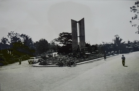 Tượng đài vào nội ô thị xã Sóc Trăng sau ngày giải phóng.