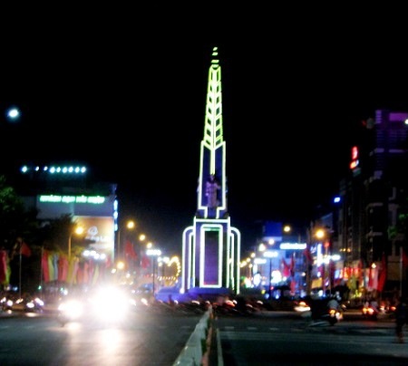 Tượng đài ở trung tâm TP Cà Mau ngày nay rực rỡ đèn màu. (Ảnh: Huỳnh Hải)