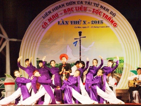 Khai mạc Liên hoan Đờn ca tài tử Nam Bộ kỷ niệm 40 năm giải phóng miền Nam - 1 Một tiết mục trình diễn tại liên hoan. (Ảnh: CTTĐTCM)