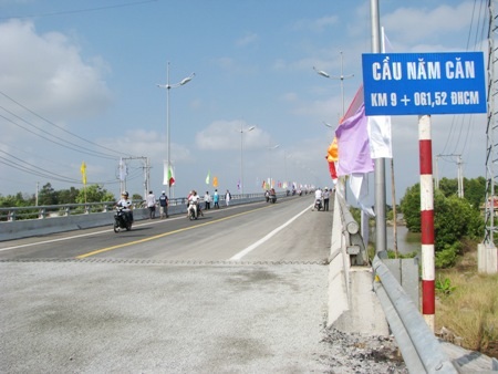 Tượng đài ở trung tâm TP Cà Mau ngày nay rực rỡ đèn màu. (Ảnh: Huỳnh Hải)