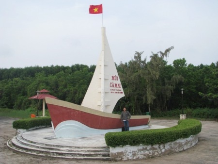 Ngày giải phóng trên mảnh đất cuối trời Tổ quốc - 9 Tượng đài ở trung tâm TP Cà Mau ngày nay rực rỡ đèn màu. (Ảnh: Huỳnh Hải)
