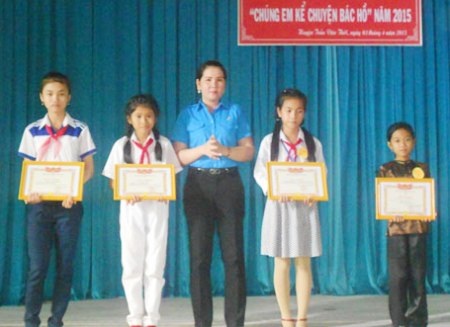 Sôi nổi hội thi “Chúng em kể chuyện Bác Hồ” - 1 Trao giải cho các em kể mẫu chuyện hay về Bác Hồ. (Ảnh: Sở GD-ĐT Cà Mau)