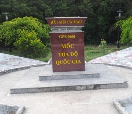 Ngày giải phóng trên mảnh đất cuối trời Tổ quốc - 8 Tượng đài ở trung tâm TP Cà Mau ngày nay rực rỡ đèn màu. (Ảnh: Huỳnh Hải)