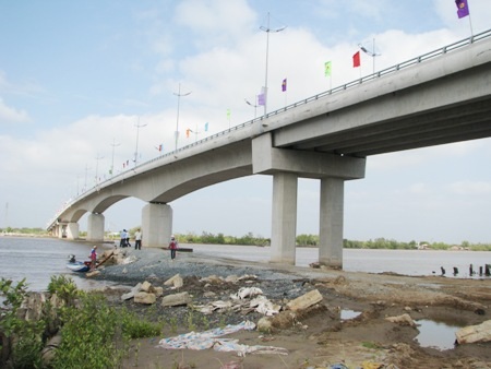 Tượng đài ở trung tâm TP Cà Mau ngày nay rực rỡ đèn màu. (Ảnh: Huỳnh Hải)