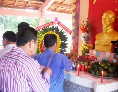 Đền thờ Bác Hồ được xây dựng khoảng năm 1990 ở huyện Cù Lao Dung, tỉnh Sóc Trăng.