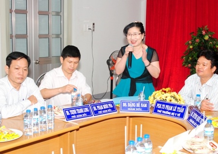 BS Đặng Bé Nam báo cáo hoạt động của BV với đoàn công tác của Bộ Y tế.