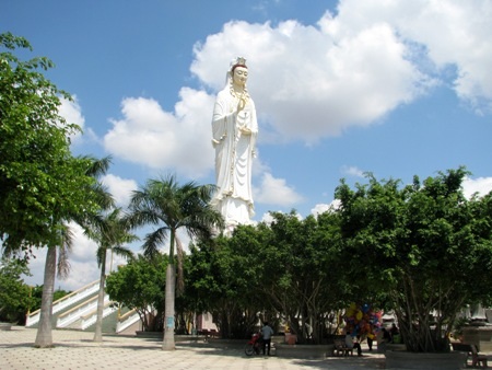 Tượng Phật Bà nổi bật ở mọi góc nhìn.