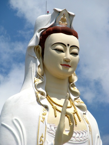 Tượng Phật Bà nổi bật ở mọi góc nhìn.