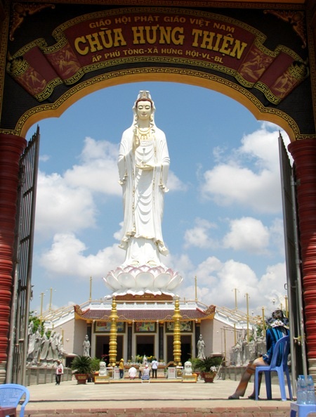 Tượng Phật Bà nổi bật ở mọi góc nhìn.