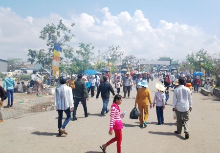 Hàng ngàn người đổ về dự lễ hội Quan Thế Âm tại Phật Bà Nam Hải Bạc Liêu.