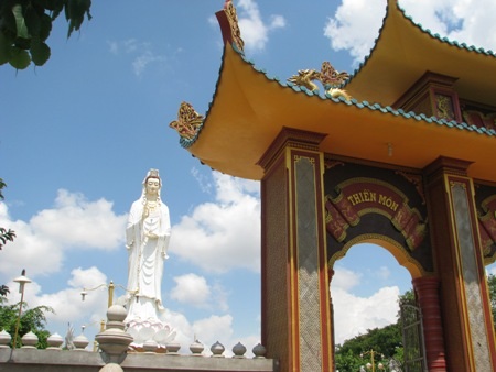 Tượng Phật Bà nổi bật ở mọi góc nhìn.