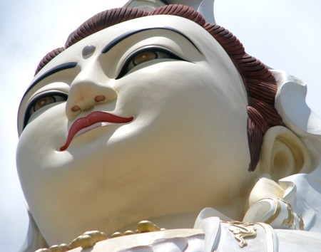 Tượng Phật Bà nổi bật ở mọi góc nhìn.