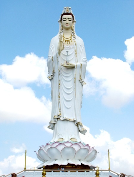 Tượng Phật Bà nổi bật ở mọi góc nhìn.