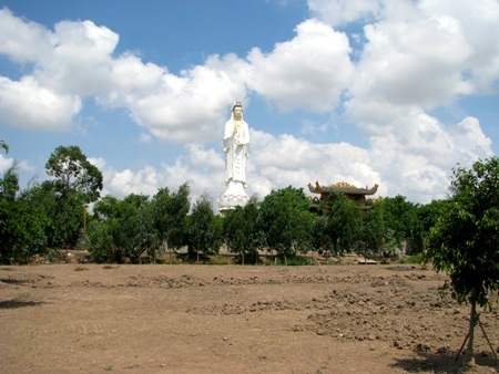 Tượng Phật Bà nổi bật ở mọi góc nhìn.