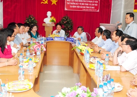 BS Đặng Bé Nam báo cáo hoạt động của BV với đoàn công tác của Bộ Y tế.