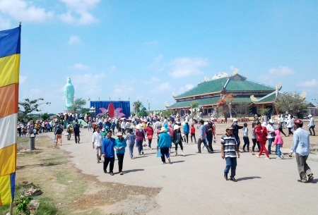 Hàng ngàn người đổ về dự lễ hội Quan Thế Âm tại Phật Bà Nam Hải Bạc Liêu.