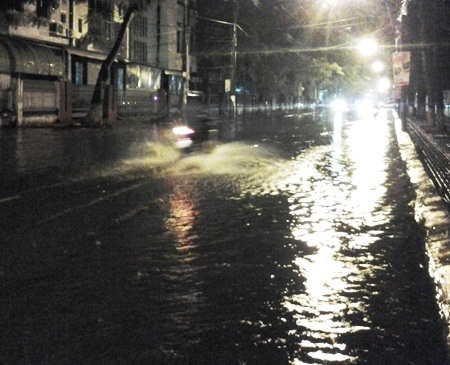 Mưa lớn kéo dài gây ngập nước một số tuyến đường