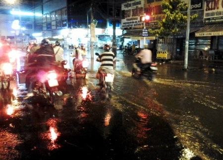 Mưa lớn kéo dài gây ngập nước một số tuyến đường