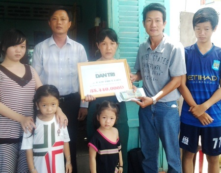 Hơn 35 triệu đồng đến với những đứa trẻ không nhà, không cha - 2 PV Dân trí và lãnh đạo địa phương cùng trao tiền bạn đọc đến mẹ con chị Liễu.