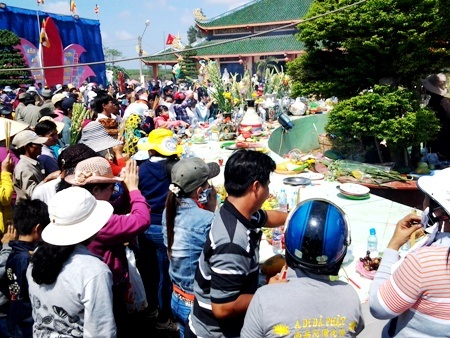 Cúng viếng lễ vật hoa, trái cây, nhan, nước rất nhộn nhịp.