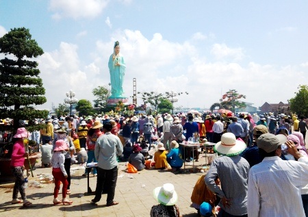 Cúng viếng lễ vật hoa, trái cây, nhan, nước rất nhộn nhịp.