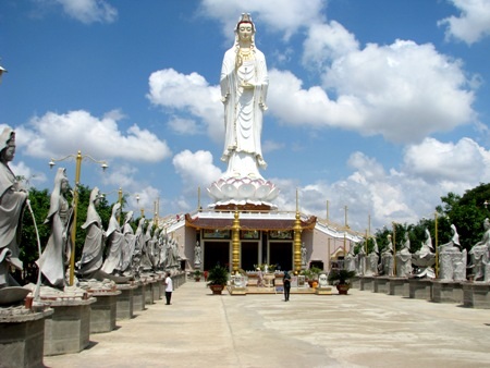 Tượng Phật Bà nổi bật ở mọi góc nhìn.