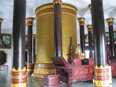 Bên dưới tượng Phật Bà, trong bệ thờ với những hàng cột lớn chống đỡ tượng bà bên trên.