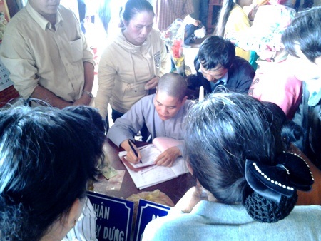 Khách cúng dường và làm từ thiện.