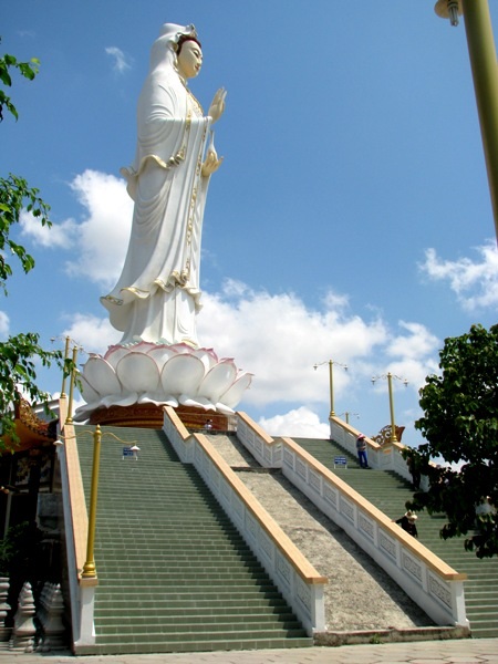 Tượng Phật Bà nổi bật ở mọi góc nhìn.