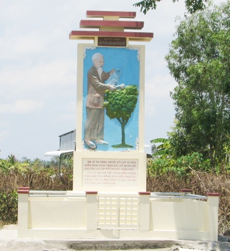 Bia kỷ niệm Cây vú sữa miền Nam với Bác Hồ được xây dựng trước nhà bà má Tư Lê Thị Sảnh.