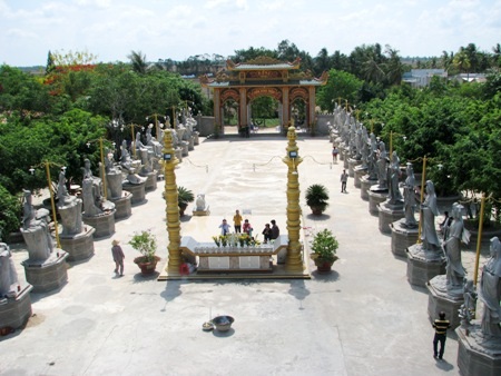 Từ trên tượng Phật Bà nhìn xuống trước sân chính.