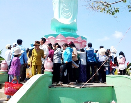 Chạm tượng Phật Bà để lấy may.