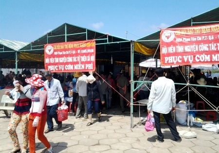 Cơm, nước từ thiện góp phần làm cho lễ hội ý nghĩa thêm.