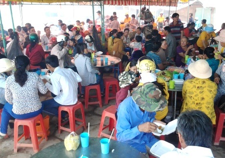 Cơm, nước từ thiện góp phần làm cho lễ hội ý nghĩa thêm.