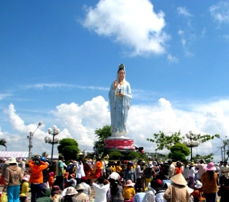 Khu Quan Âm Phật Đài là một địa điểm hút khách thập phương đổ về vía Phật Bà hàng năm.
