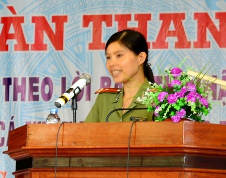 Nữ Thượng úy công an nhiệt tình với phong trào Đoàn - 1 Thượng úy Quỳnh Mai trong một lần tham gia diễn đàn tuổi trẻ ĐBSCL.