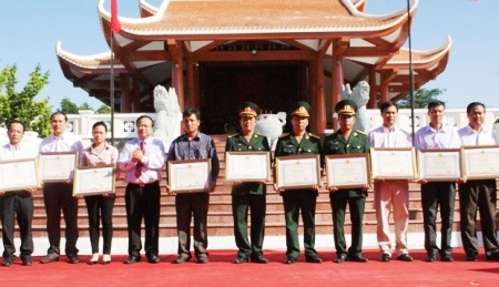 ĐBSCL: Nhiều hoạt động kỷ niệm 125 năm ngày sinh Bác Hồ - 2 Trao Bằng khen cho các tập thể, cá nhân học tập và làm theo gương Bác tại Cà Mau. (Ảnh: CTTĐTCM)