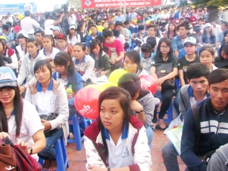 Bố trí xe đưa đón học sinh, phụ huynh, cán bộ coi thi - 1 Bố trí xe đưa đón học sinh, phụ huynh, cán bộ coi thi trong những ngày thi