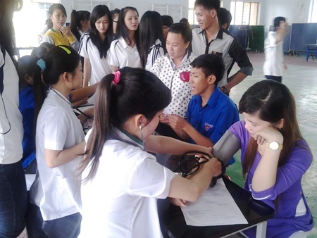 Thu hơn 400 đơn vị máu dịp kỷ niệm ngày sinh Bác Hồ - 1 Hiến máu tình nguyện cứu người được tuổi trẻ Bạc Liêu nhiệt tình tham gia.
