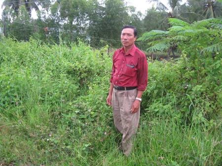 Một thương binh khiếu nại việc mất đất, mất chế độ chính sách: UBND tỉnh Sóc Trăng chỉ đạo làm rõ - 1 Ông Liêm bên phần đất tranh chấp.