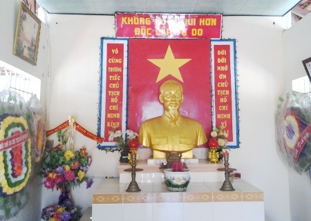 Bức tượng bán thân Bác Hồ bằng đồng nặng 300 tấn bên trong Phủ thờ.