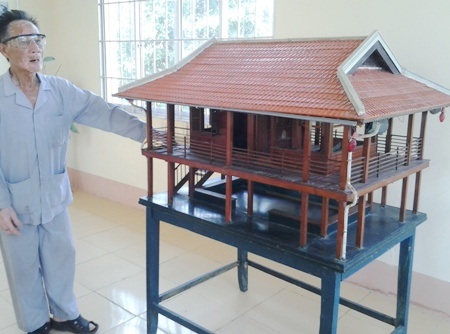 Nhiều hình ảnh, hiện vật về Bác được trưng bày bên trong Phủ thờ.