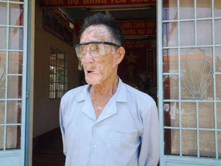 Hồ cá trong Phủ thờ hiện nay, trước đây là hố bom Mỹ.