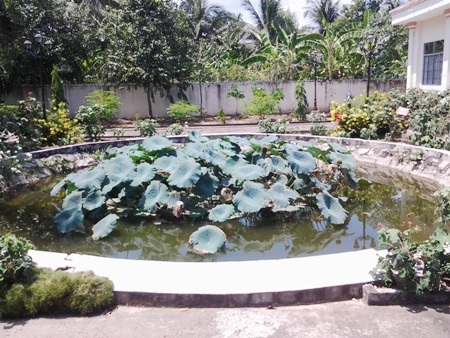 Hồ cá trong Phủ thờ hiện nay, trước đây là hố bom Mỹ.