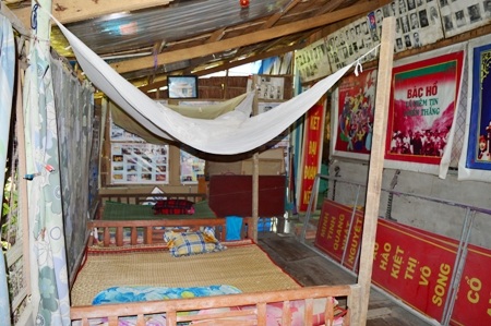 Chuyện về anh nông dân lấy nhà ở làm thư viện Bác Hồ - 4 Xúc động tình cảnh anh Nhung nhường nhà để làm thư viện về Bác Hồ kính yêu.