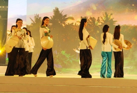 Các thí sinh trong trang phục áo bà ba.