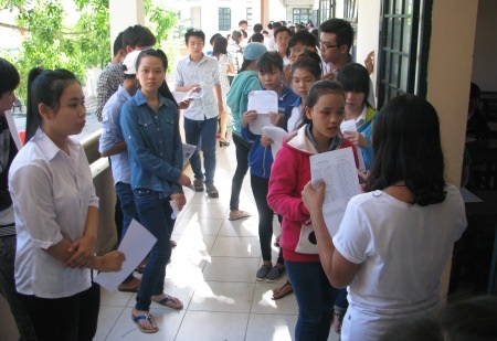 Cán bộ coi thi gọi tên thí sinh vào phòng thi làm thủ tục dự thi